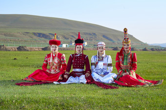 草原上穿着蒙古族传统服饰的亚洲年轻美少女