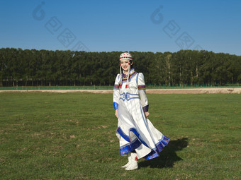 草原上穿着蒙古族传统服饰的亚洲年轻美少女