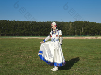 草原上穿着蒙古族<strong>传统服饰</strong>的亚洲年轻美少女