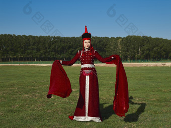 草原上穿着蒙古族传统服饰的亚洲年轻美少女