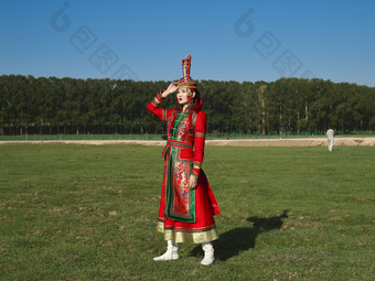 草原上穿着<strong>蒙古族</strong>传统服饰的亚洲年轻美少女