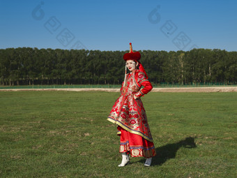 草原上穿着蒙古族传统服饰的亚洲年轻美少女