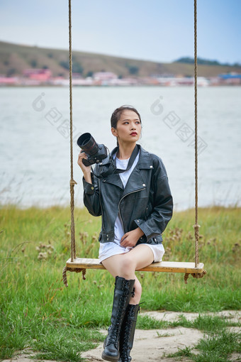 户外湖畔进行拍摄的亚洲青年女性<strong>摄影师</strong>
