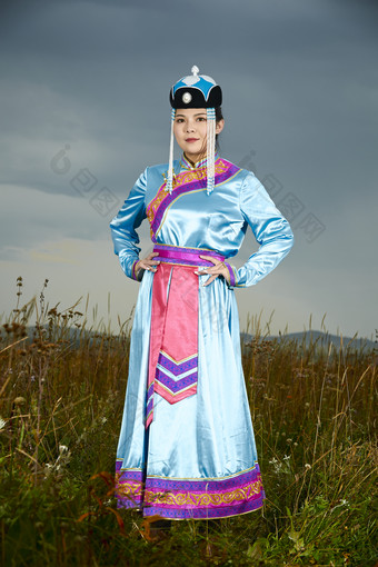 草原上穿蒙古族服饰拉马头琴的蒙族女乐手