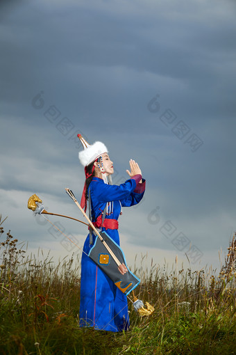 <strong>草原</strong>湖畔身穿蒙古族饰手持弓箭的蒙族少女
