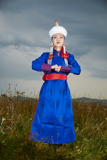 草原上身穿豪华蒙古族服饰的蒙族少女