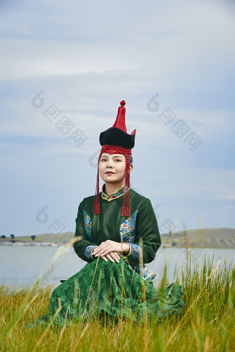 草原上身穿豪华蒙古族服饰的蒙族少女