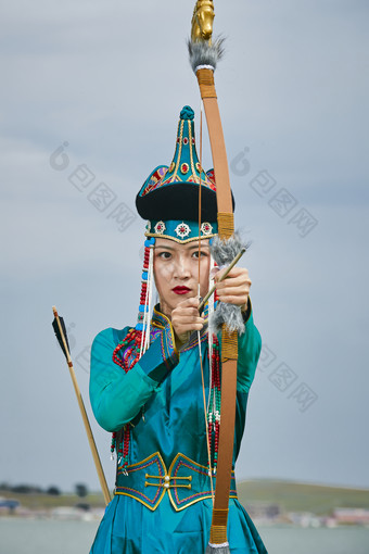 草原湖畔身穿<strong>蒙古族</strong>饰手持弓箭的蒙族少女