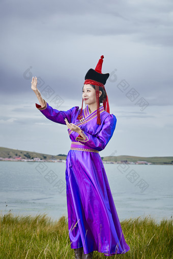 草原上身穿豪华蒙古族服饰的蒙族少女图片