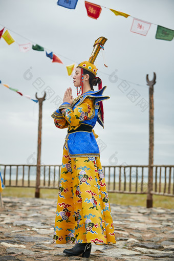 草原上金源大帐蒙古战车上身穿豪华蒙古族服饰的蒙族少女