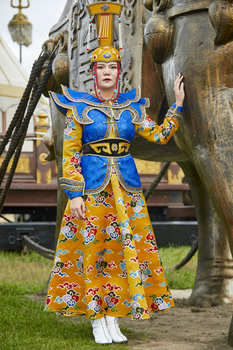 草原上金源大帐蒙古战车上身穿豪华蒙古族服饰的蒙族少女