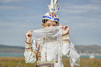 草原上身穿豪华蒙古族服饰的蒙族少女