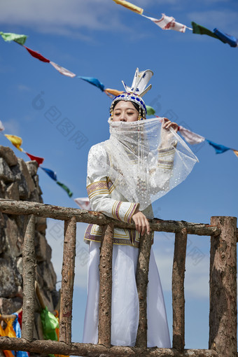 草原上金源大帐蒙古战车上身穿豪华蒙古族服饰的蒙族少女