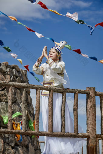 草原上金源大帐蒙古战车上身穿豪华蒙古族服饰的蒙族少女