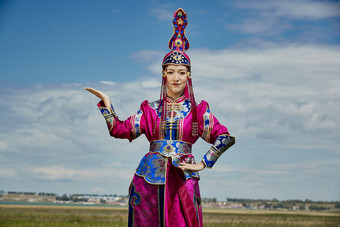 草原上身穿豪华蒙古族服饰的蒙族少女