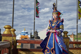 草原上金源大帐蒙古战车上身穿豪华蒙古族服饰的蒙族少女