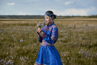 草原上身穿豪华蒙古族服饰的蒙族少女