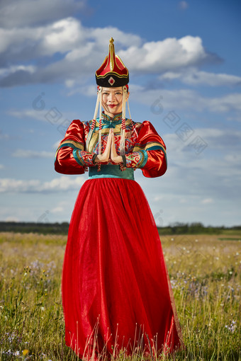 草原上身穿豪华蒙古族服饰的蒙族少女