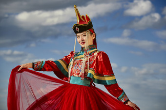 草原上身穿豪华蒙古族服饰的蒙族少女