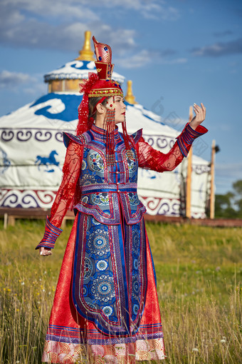 <strong>草原</strong>蒙古包前身穿豪华蒙古族服饰的蒙族少女