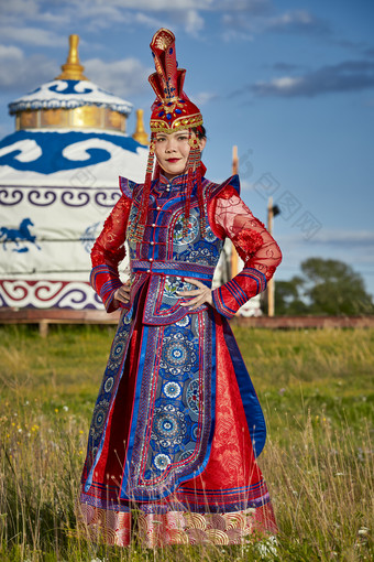 草原蒙古包前身穿豪华蒙古族服饰的蒙族少女