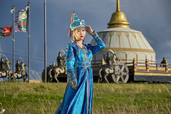 <strong>草原</strong>蒙古包前身穿豪华蒙古族服饰的蒙族少女