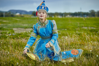 草原上身穿豪华蒙古族服饰的蒙族少女