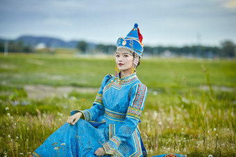 草原上身穿豪华蒙古族服饰的蒙族少女