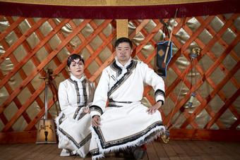 草原上蒙古包里穿<strong>蒙古族</strong>传统服饰的年轻夫妻