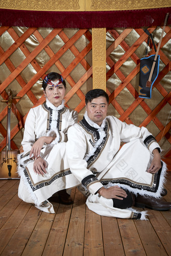 草原上蒙古包里穿<strong>蒙古族</strong>传统服饰的年轻夫妻