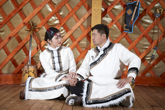 草原上蒙古包里穿蒙古族<strong>传统服饰</strong>的年轻夫妻