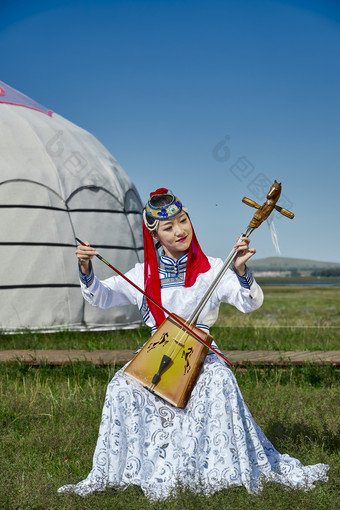 蒙古包前穿<strong>蒙古族</strong>服饰拉马头琴的蒙族女乐手
