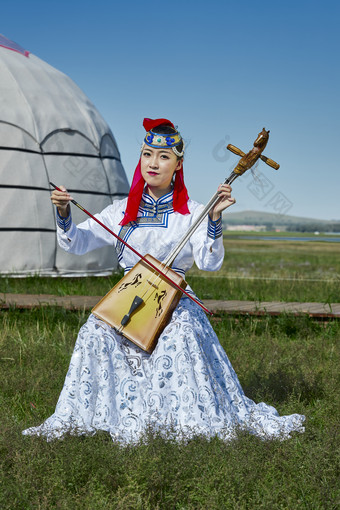 蒙古包前穿蒙古族服饰拉马头琴的蒙族女乐手