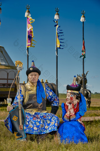 草原上<strong>蒙古</strong>包前穿<strong>蒙古</strong>族传统服饰的年轻夫妻