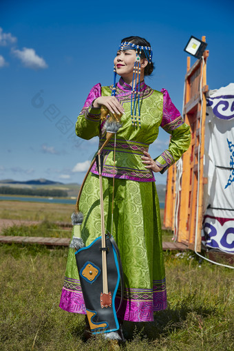 蒙古包前身穿蒙古族饰手持弓箭的蒙族少女