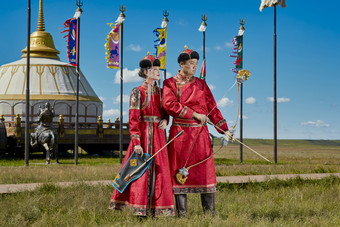 草原上蒙古包前穿蒙古族传统服饰<strong>的</strong>年轻夫妻