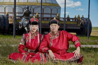 草原上<strong>蒙古</strong>包前穿<strong>蒙古</strong>族传统服饰的年轻夫妻