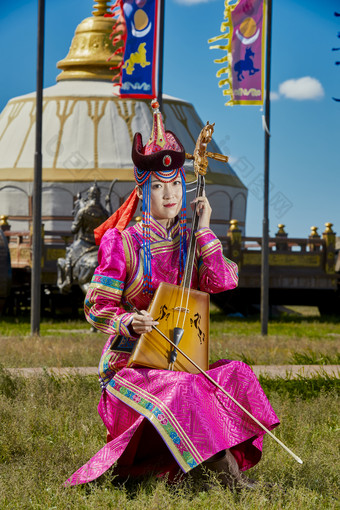 蒙古包前穿蒙古族服饰拉马头琴的蒙族女乐手