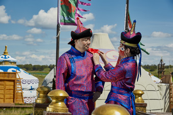 草原上蒙古包前穿<strong>蒙古族</strong>传统服饰的年轻夫妻