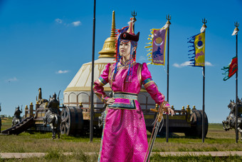 蒙古包前穿蒙古族服饰拉马头琴的蒙族女<strong>乐手</strong>