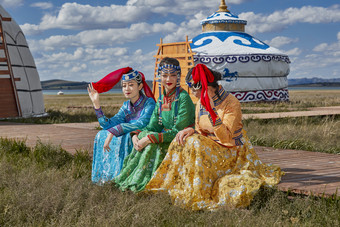 草原上穿着蒙古族传统服饰的亚洲年轻女性图片