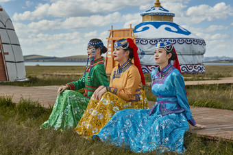 草原上穿着蒙古族传统服饰的亚洲年轻女性