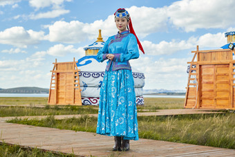 草原上穿着蒙古族<strong>传统服饰</strong>的亚洲年轻女性