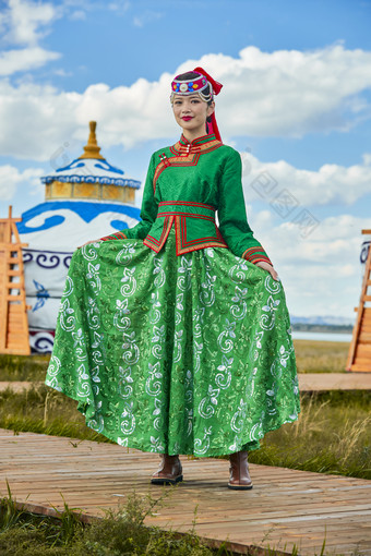 草原上穿着<strong>蒙古族</strong>传统服饰的亚洲年轻女性