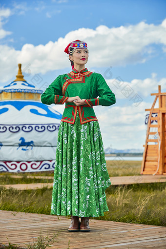 草原上穿着蒙古族传统服饰的亚洲年轻女性