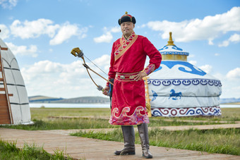 蒙古包前身穿蒙古族饰手持弓箭的蒙族汉子