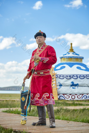 蒙古包前身穿蒙古族饰手持弓箭的蒙族汉子