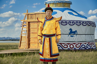 草原上<strong>蒙古</strong>包前身穿<strong>蒙古</strong>族传统服饰的男子