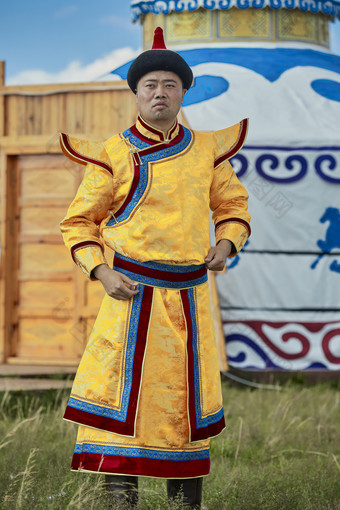 草原上蒙古包前身穿蒙古族传统服饰的男子