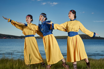 草原上穿着蒙古族<strong>传统服饰</strong>的年轻蒙族姐妹